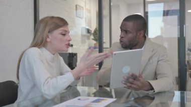 Çevrimiçi Sonuçlar İçin Meslektaşlarıyla Tartışılan İş Adamları