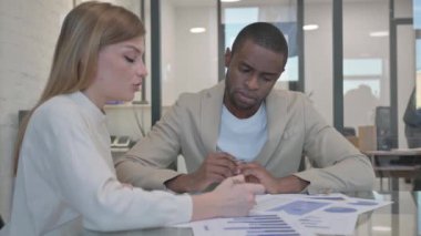 Çok Etnik İnsanlar İş Raporunu Tartışıyor