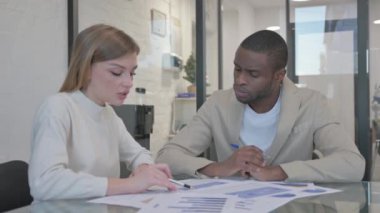 Ofiste Evrak İşleri yapan Genç Karışık Irk İnsanları