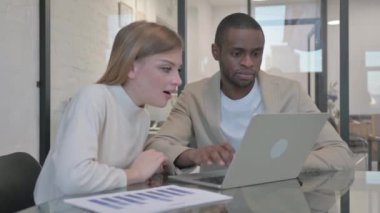 Ofisteki Başarıyı Kutlayan Heyecanlı Karışık Irk İnsanları