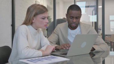 Karışık Irk Kişileri Ofiste Kayıplara Tepki Veriyor