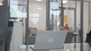 Afrikalı Adam Laptop 'ta Çalışmaya Geliyor