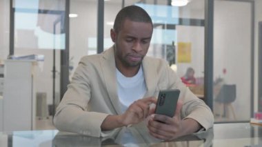 Afrikalı Adam Smartphone 'da İnternet Taraması