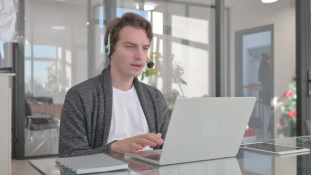 Jongeman Met Headset Talking Online Met Klant Call Center — Stockvideo