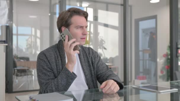 Молодой Человек Разговаривает Телефону Офисе — стоковое видео