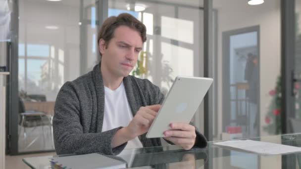 Hombre Joven Usando Tableta Digital Oficina — Vídeos de Stock