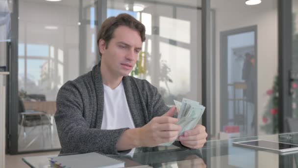 Молодой Человек Считает Деньги Офисе — стоковое видео