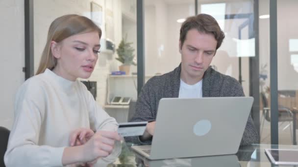 Teamgenoten Boos Met Online Shopping Failure Laptop — Stockvideo