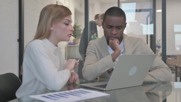 Змішані Гонки Люди Працюють Ноутбуці Офісі — стокове відео