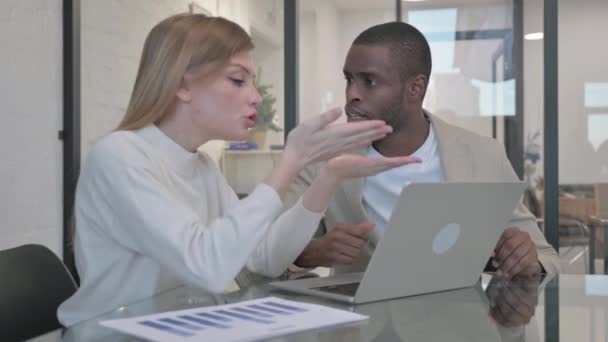 Wütende Menschen Gemischter Rassen Streit Während Der Arbeit Laptop — Stockvideo