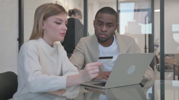 Gemischte Rassen Kaufen Online Laptop Büro Ein — Stockvideo