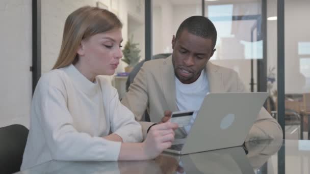 Menschen Mit Gemischter Rasse Scheitern Beim Online Shopping Laptop — Stockvideo