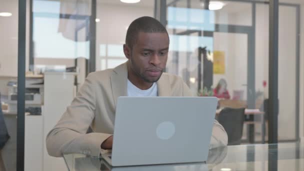 Afričtí Podnikatelé Pracující Notebooku Kanceláři — Stock video