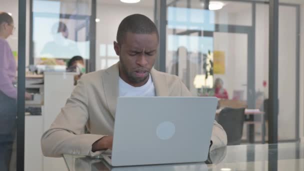 Kašel Africký Podnikatel Pomocí Notebooku Kanceláři — Stock video