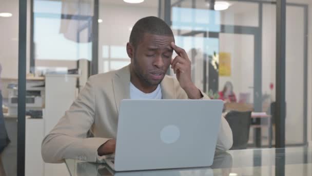 Afrykański Biznesmen Bólem Głowy Pracy — Wideo stockowe