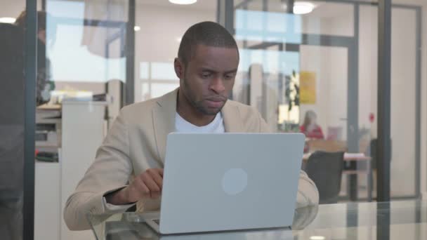 Ekscytowany Afrykański Biznesmen Świętuje Sukces Laptopie Biurze — Wideo stockowe