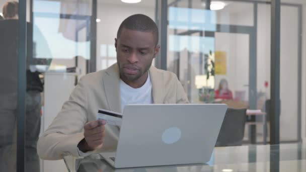 Afričtí Podnikatelé Nakupování Online Notebooku Kanceláři — Stock video