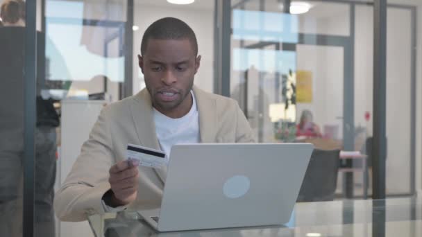 Afričtí Podnikatelé Naštvaný Online Nákupní Selhání Notebooku — Stock video