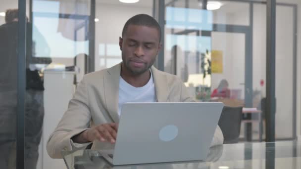 Africký Podnikatel Usmívá Fotoaparát Při Práci Notebooku Kanceláři — Stock video