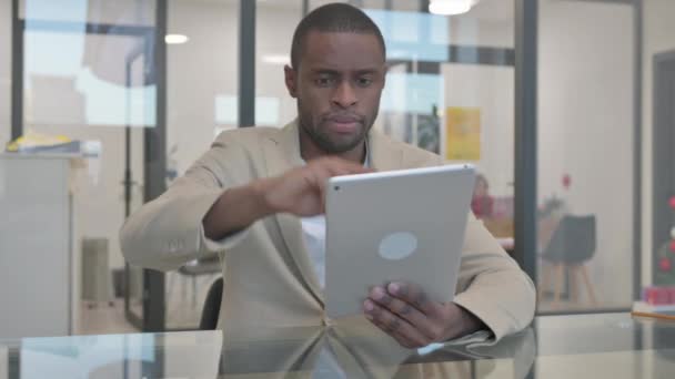 Afričan Používající Digitální Tablet Kanceláři — Stock video