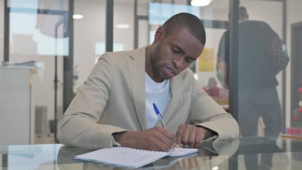 African Man Pisanie Dokumentów Pracy — Wideo stockowe