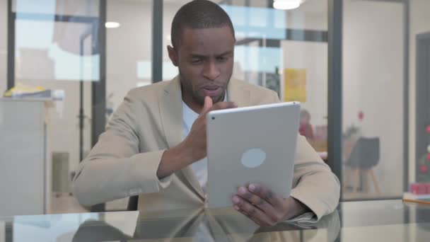Afričan Dělá Video Talk Digitální Tablet Kanceláři — Stock video