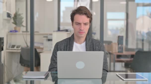 Mężczyzna Średnim Wieku Wpisując Laptopie Pracy — Wideo stockowe