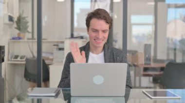 Çevrimiçi Müşteri ile Orta Yaşlı Adam Konuşuyor, Video Konferansı