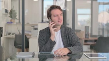 Orta Yaşlı Adam Telefonda İş Görüşmesi, Müzakere