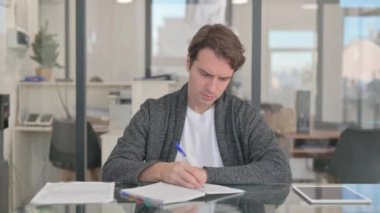 Orta Yaşlı Adam Günlük Yazıyor