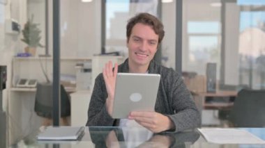 Ofiste Tablet 'te Video Sohbeti Yapıyor