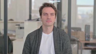 Başparmakları havada sıradan bir genç adam portresi.