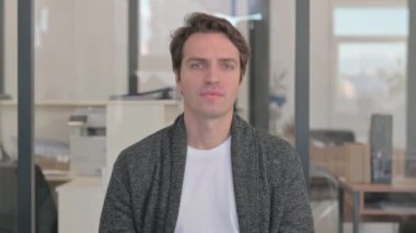 Ofiste Başarısızlığa Tepki Veren Sıradan Genç Adamın Portresi