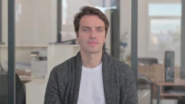 Alkışlayarak Takımın Takımını Değerlendiren Sıradan Genç Adam Portresi