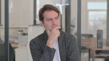 Düşünceli Oturan Sıradan Genç Adamın Beyin Fırtınası Portresi