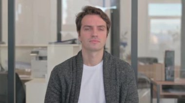 Boynu ağrıyan sıradan bir gencin portresi dinlenmeli.