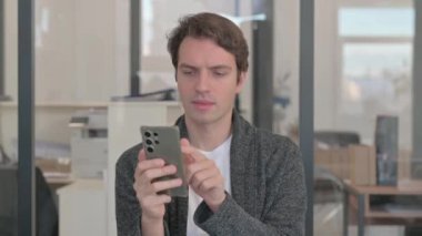 Sıradan Genç Adam 'ın Telefonu Kullanırken Portresi