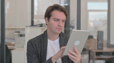 Dijital Tablet Üzerinde Çalışan Sıradan Genç Adamın Portresi