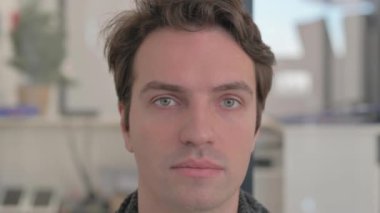 Ciddi adam yüzünü kapat