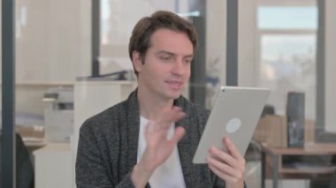Dijital Tablet 'te Görüntü Sohbeti Yapan Sıradan Genç Adamın Portresi