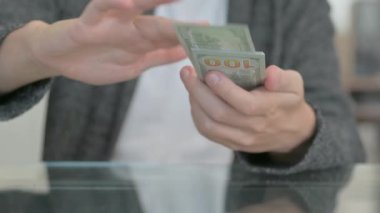 Heyecanlı Adam Eğlence İçin Para Fırlatıyor 'un Kapanışı