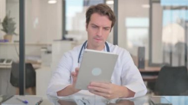 Dijital tablet üzerinde çalışan erkek doktor