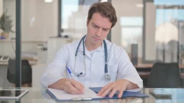 Tıbbi Rapor, Belgelendirme üzerinde çalışan Erkek Doktor