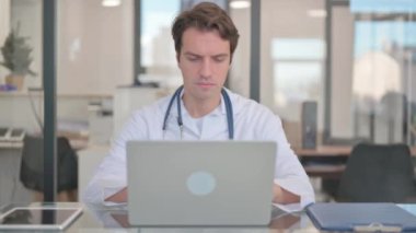 Erkek Doktor Laptop 'ta çalışıyor, daktilo ediyor