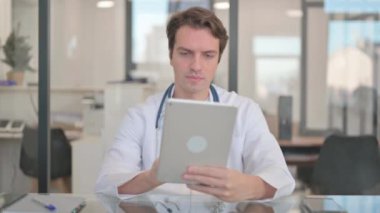 Tablet 'te Video Sohbeti yapan Erkek Doktor