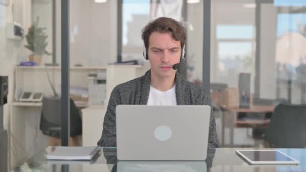 Call Center Man Słuchawkami Praca Laptopie — Wideo stockowe