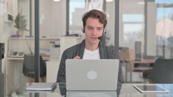 Call Center Man Med Headset Prata Online Med Kunden — Stockvideo