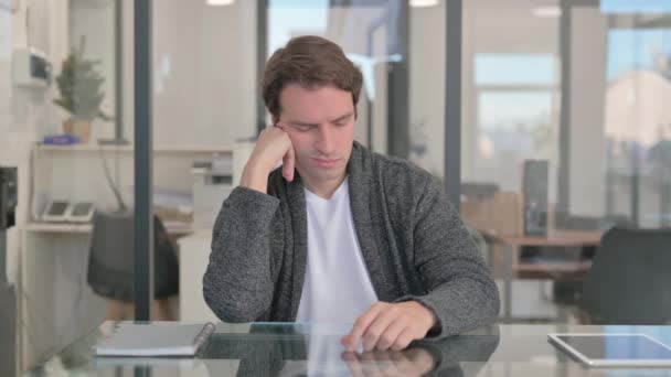 Relaksujący Mężczyzna Średnim Wieku Śpiący Pracy — Wideo stockowe