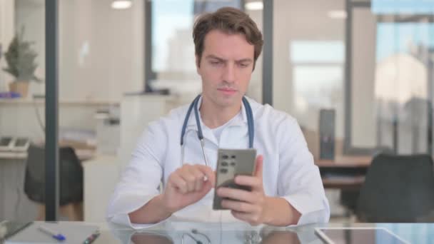 Manlig Läkare Textmeddelanden Telefon — Stockvideo