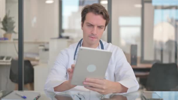 Manliga Läkare Arbetar Digital Tablet — Stockvideo